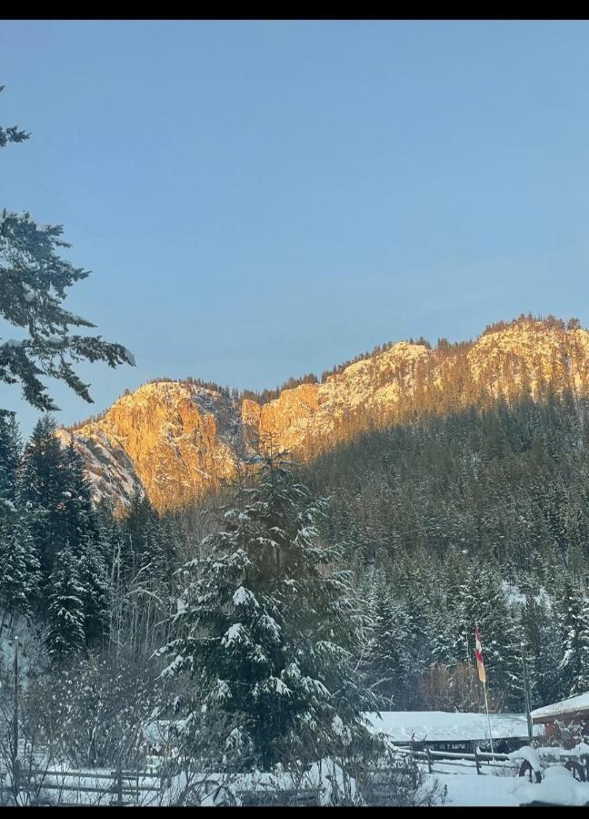 Camels Hump Guest Ranch Lumby 外观 照片